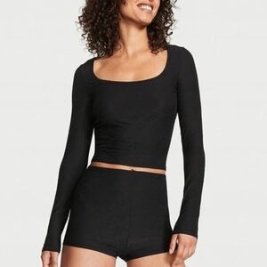 Victoria's Secret T-shirt Medium Black Logo Long-sleeve Cropped Scoop Neck